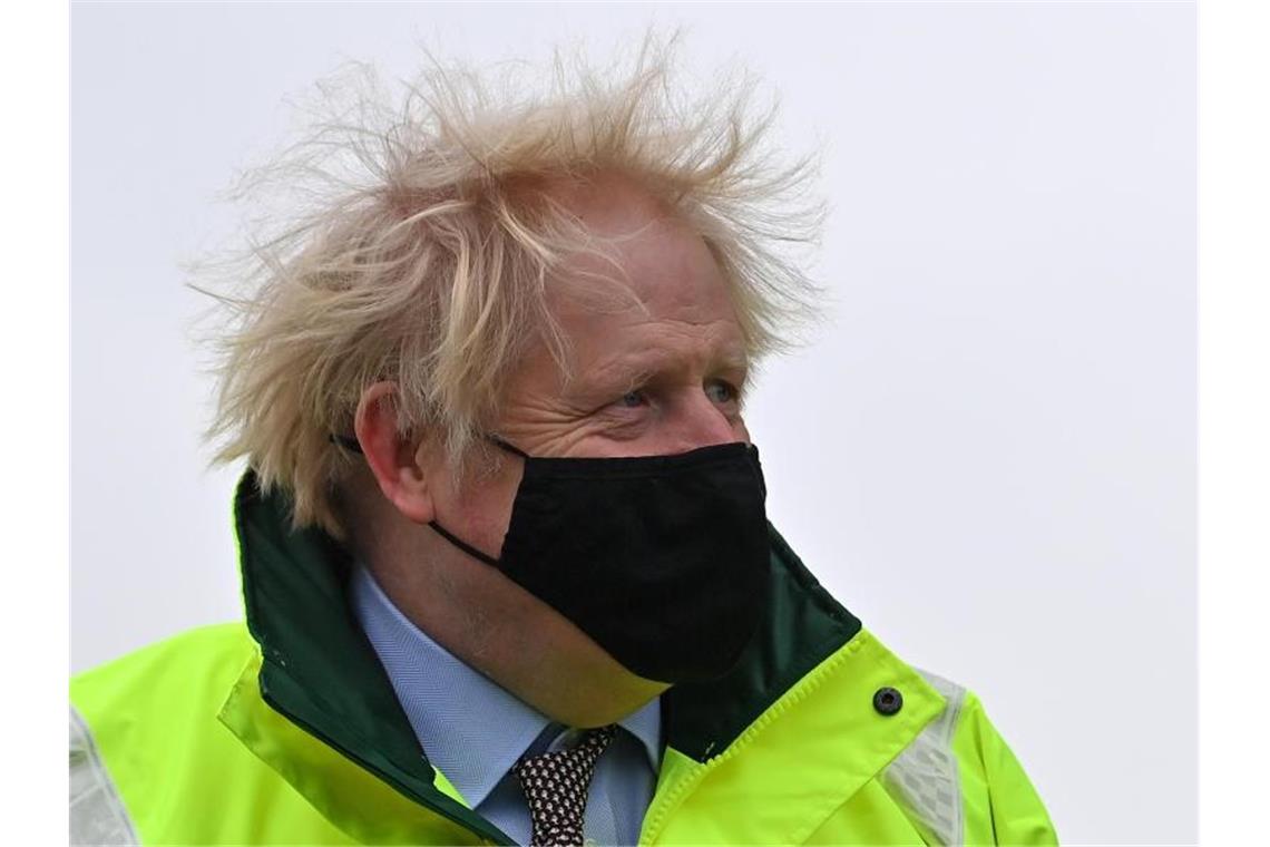 Boris Johnson profitiert vom Misserfolg der EU-Impfstrategie Premier Boris Johnson trotzt dem stürmischen Wetter. Foto: Paul Ellis/PA Wire/dpa