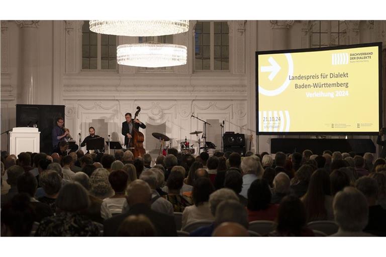 Premiere im vollbesetzten Weißen Saal des Neuen Schlosses: Zur Verleihung des vom Dachverband der Dialekte Baden-Württemberg initiierten Landespreises  kamen am Montagabend Dialektfans aus dem ganzen Land. Im Bild das Trio Melange aus Freiburg .