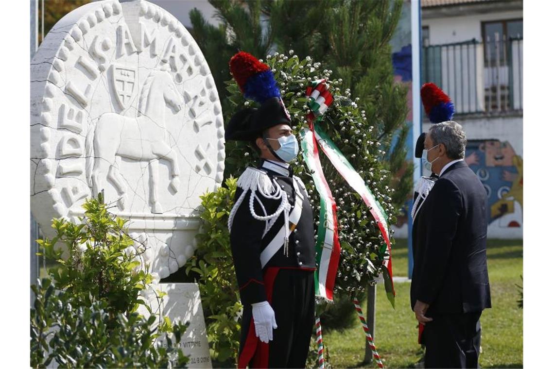 Erdbeben in Amatrice - Draghi gedenkt der Opfer Premierminister Mario Draghi vor dem Denkmal für die Opfer des Erdbebens in Amatrice. Foto: Cecilia Fabiano/LaPresse via ZUMA Press/dpa