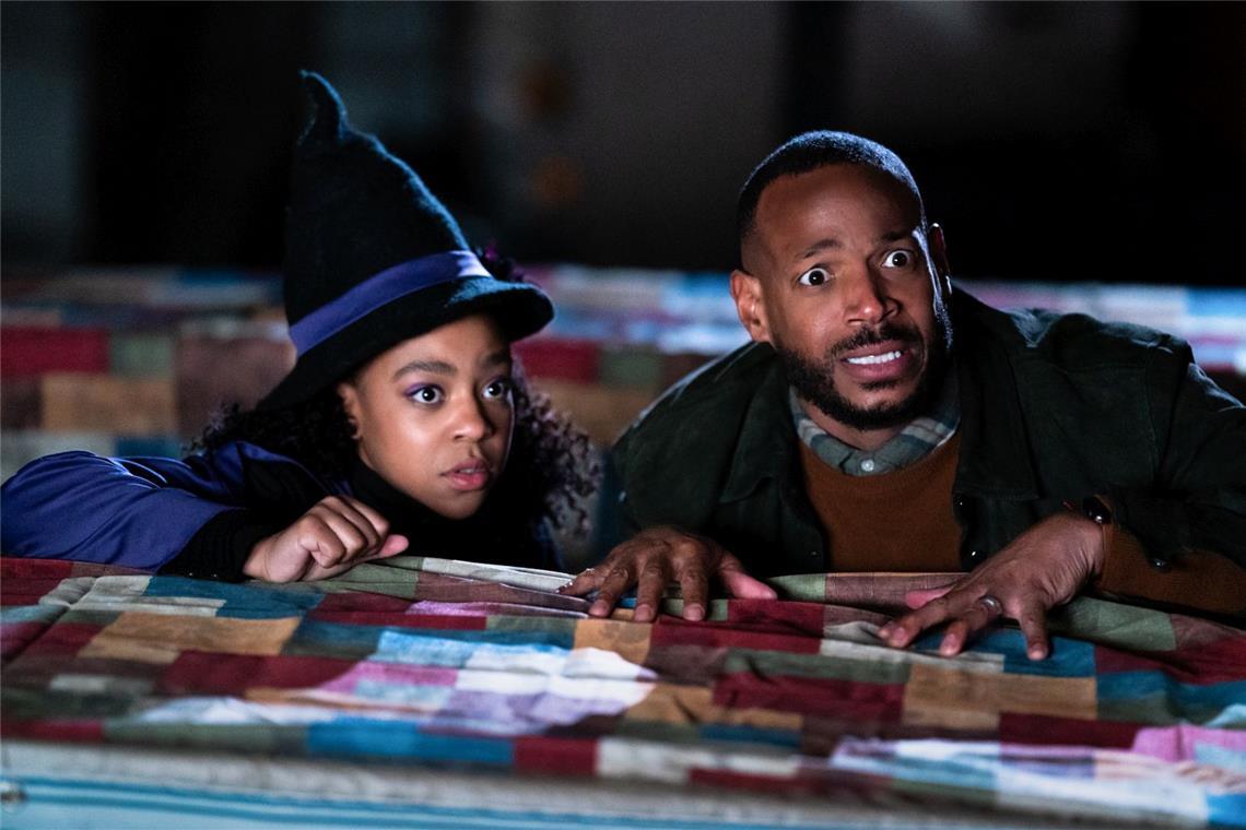 Priah Ferguson (l.) als Sydney und Marlon Wayans als Howard in "The Curse of Bridge Hollow"