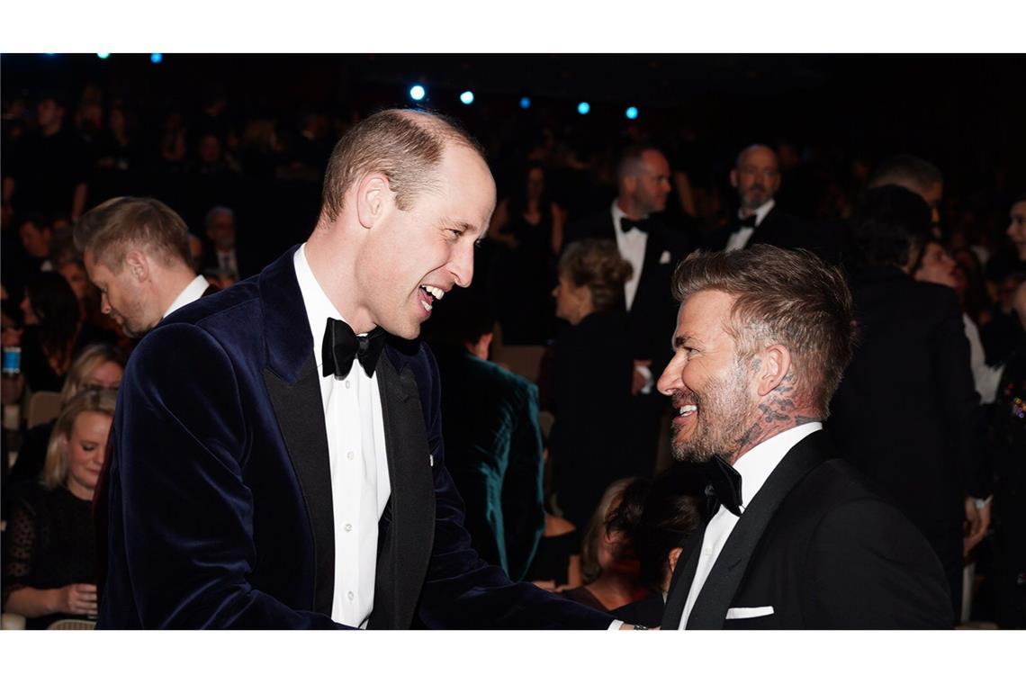 Prinz William (l) spricht mit Ex-Fußballstar David Beckham.