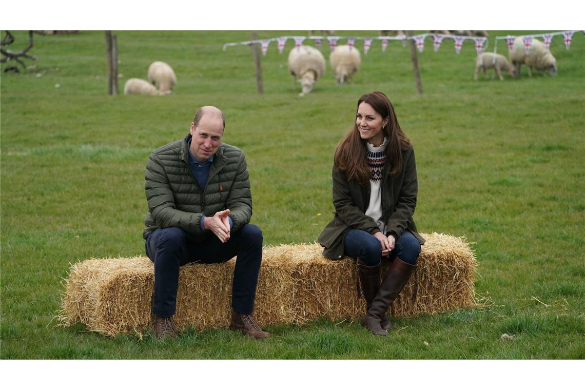 Prinz William und Prinzessin Kate sitzen auf ordentlich Heu, pardon, Stroh.