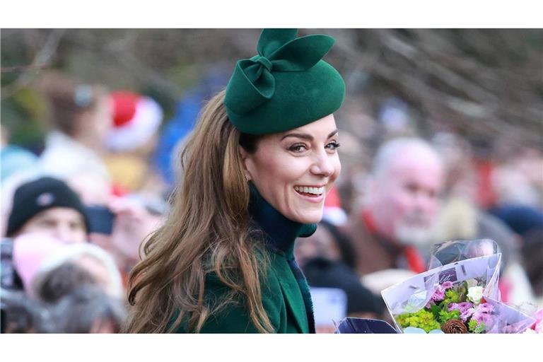 Prinzessin Kate bekam beim Kirchgang an Weihnachten viele Blumensträuße überreicht.