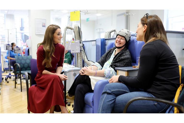 Prinzessin Kate (links) beim Besuch des Krankenhauses, von dem sie selbst behandelt wurde.