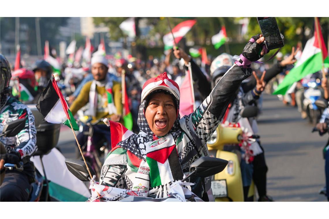 Pro-palästinensische Demo in Indonesien: Teilnehmer einer Demonstration rufen Slogans zur Unterstützung der Palästinenser in Gaza.