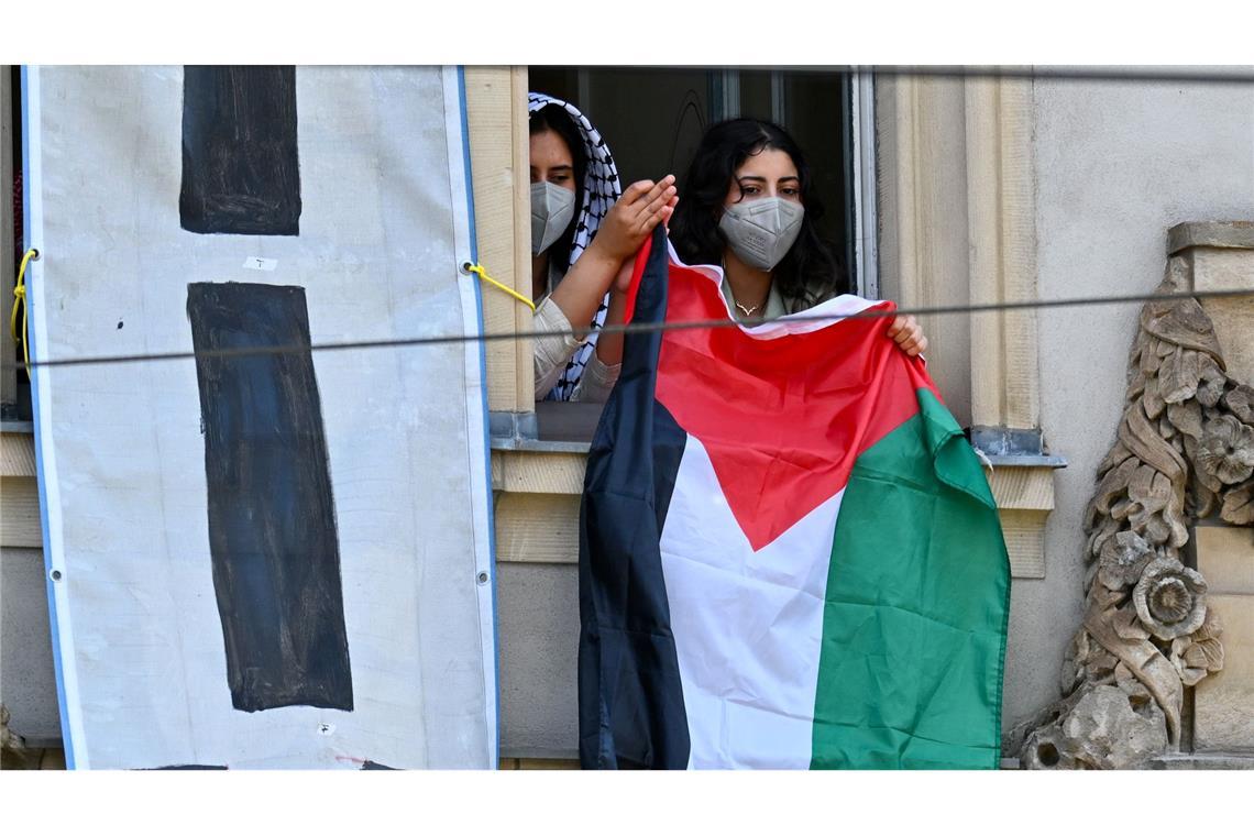 Pro-Palästinensische Demonstranten halten aus einem Fenster des Institutes für Sozialwissenschaften der Berliner Humboldt-Universität eine palästinensische Flagge. Zur Unterstützung der Palästinenser im Gazastreifen und aus Protest gegen Israel haben sie Räume der Uni besetzt.