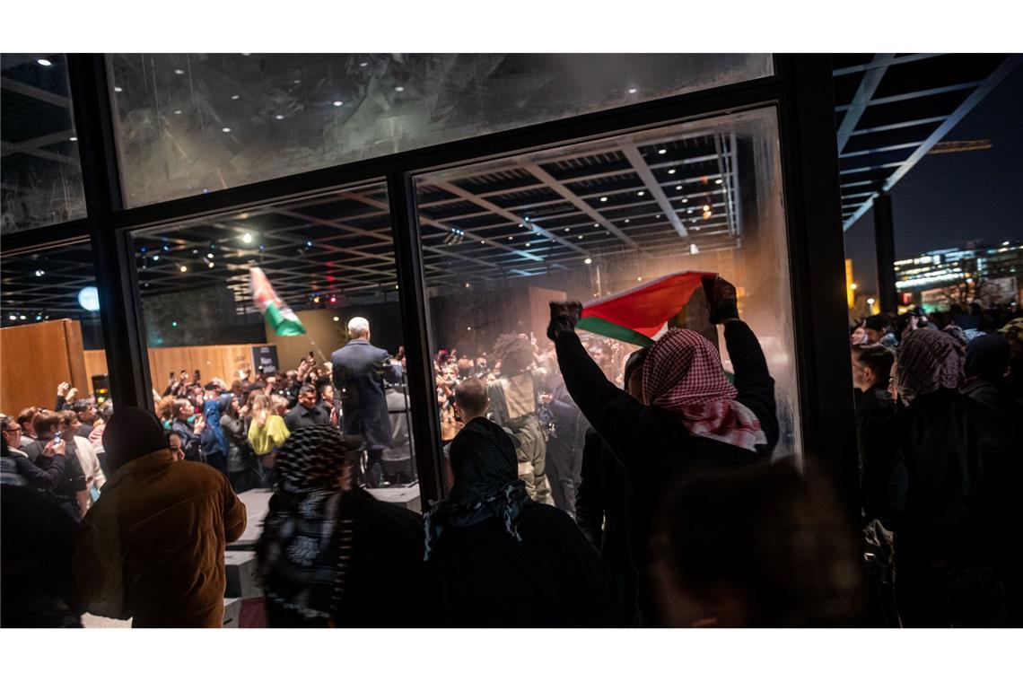 Pro-palästinensische Demonstranten stehen vor der Nationalgalerie.