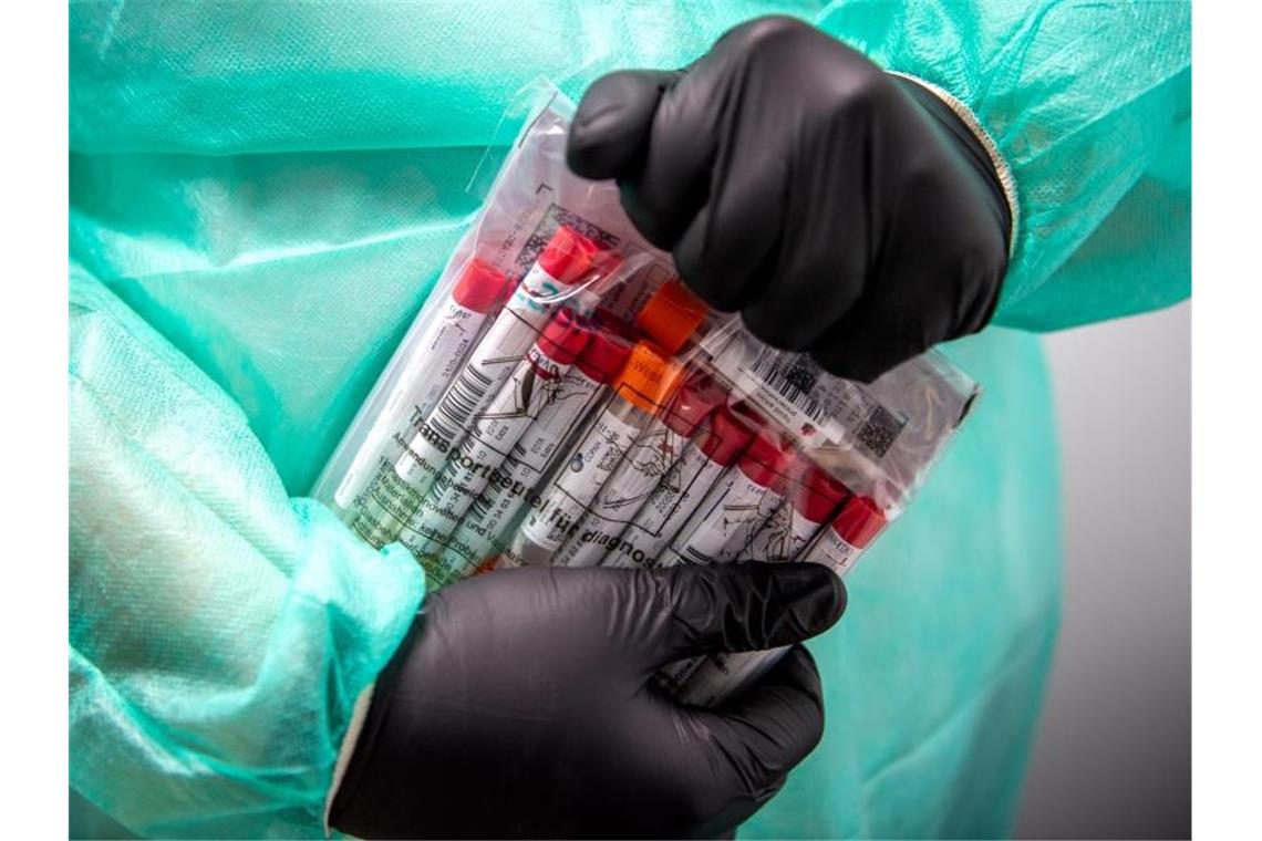Sieben-Tage-Inzidenz im Südwesten weiter leicht gesunken Proben für einen PCR-Test werden von einem Laboranten verpackt. Foto: Sina Schuldt/dpa/Symbolbild
