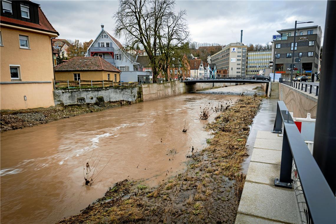 Problemzone beim Hochwasserschutz: Die Hausfassade und die Ufermauer auf der linken Seite bieten keinen ausreichenden Schutz vor den Fluten der Murr. Eine Schale aus Spritzbeton soll das Gebäude und den Bereich dahinter schützen.Archivfoto: Alexander Becher