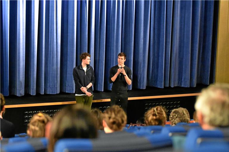 Produktionsleiter Fabian Lieb (link) und Regisseur Franz Böhm sprechen mit dem Publikum im Universum-Kino über ihren Film. Foto: T. Sellmaier