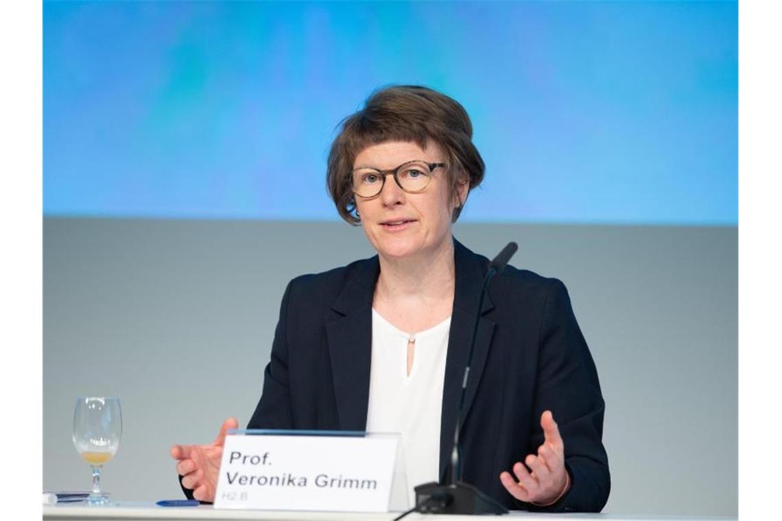„Wirtschaftsweise“: Autobranche muss mehrgleisig fahren Professorin Veronika Grimm, Vorständin im Zentrum Wasserstoff Bayern, spricht bei einer Pressekonferenz zur bayerischen Wasserstoffstrategie. (zu dpa: "„Wirtschaftsweise“: Autobranche muss auch auf Brennstoffzelle setzen"). Foto: Timm Schamberger/dpa