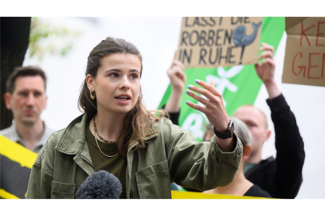 Prominenter Protest: Vor dem niedersächsischen Landtag warnt Klimaaktivistin Luisa Neubauer vor einer Gasförderung nahe dem Nationalpark Wattenmeer.