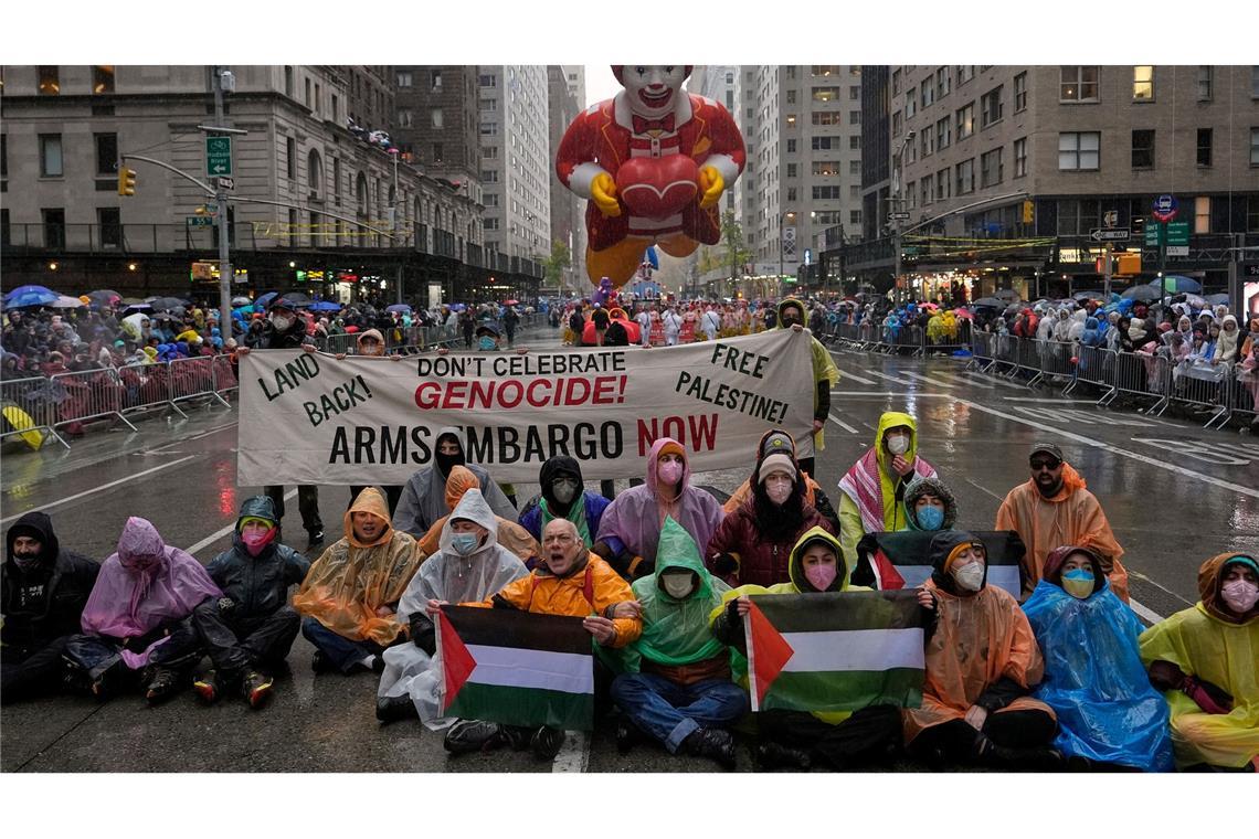 Propalästinensische Demonstranten nutzen die populäre Parade