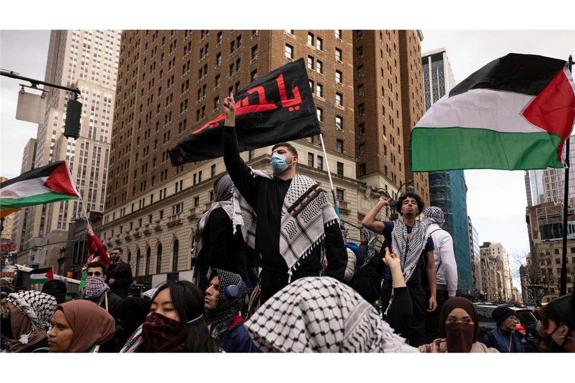 Propalästinensische Demonstranten skandieren Parolen während einer Demonstration in New York (Symbolbild).