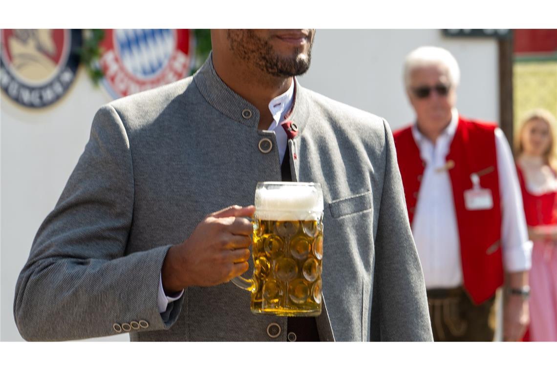 Prosit: Vincent Kompany bei seiner Oktoberfest-Premiere als Bayern-Coach.