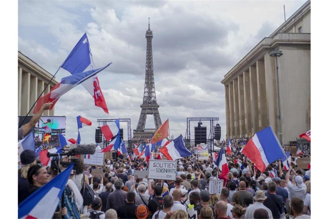 Proteste gegen strengere Corona-Regeln in Frankreich Protest am Trocadero-Platz in Paris gegen die von der Regierung geplanten Corona-Verschärfungen. Foto: Rafael Yaghobzadeh/AP/dpa