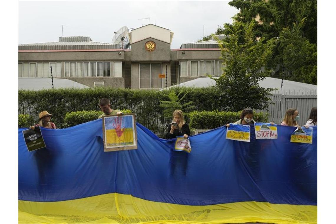 Reaktion deutscher Diplomaten auf russischen Nazi-Tweet Protest gegen die Invasion der Ukraine vor der russischen Botschaft in Südafrikas Hauptstadt Pretoria. Foto: Themba Hadebe/AP/dpa