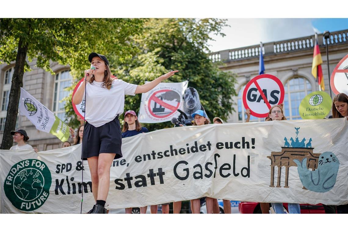 Protest in Berlin gegen ein Gasfeld vor Borkum, an der Spitze mit Luisa Neubauer von Fridays for Future.