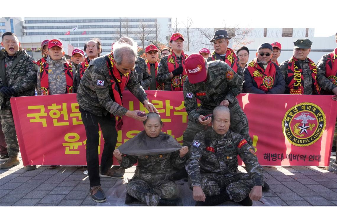 Protest in Seoul: Marineveteranen rasieren Köpfe gegen Präsident Yoon