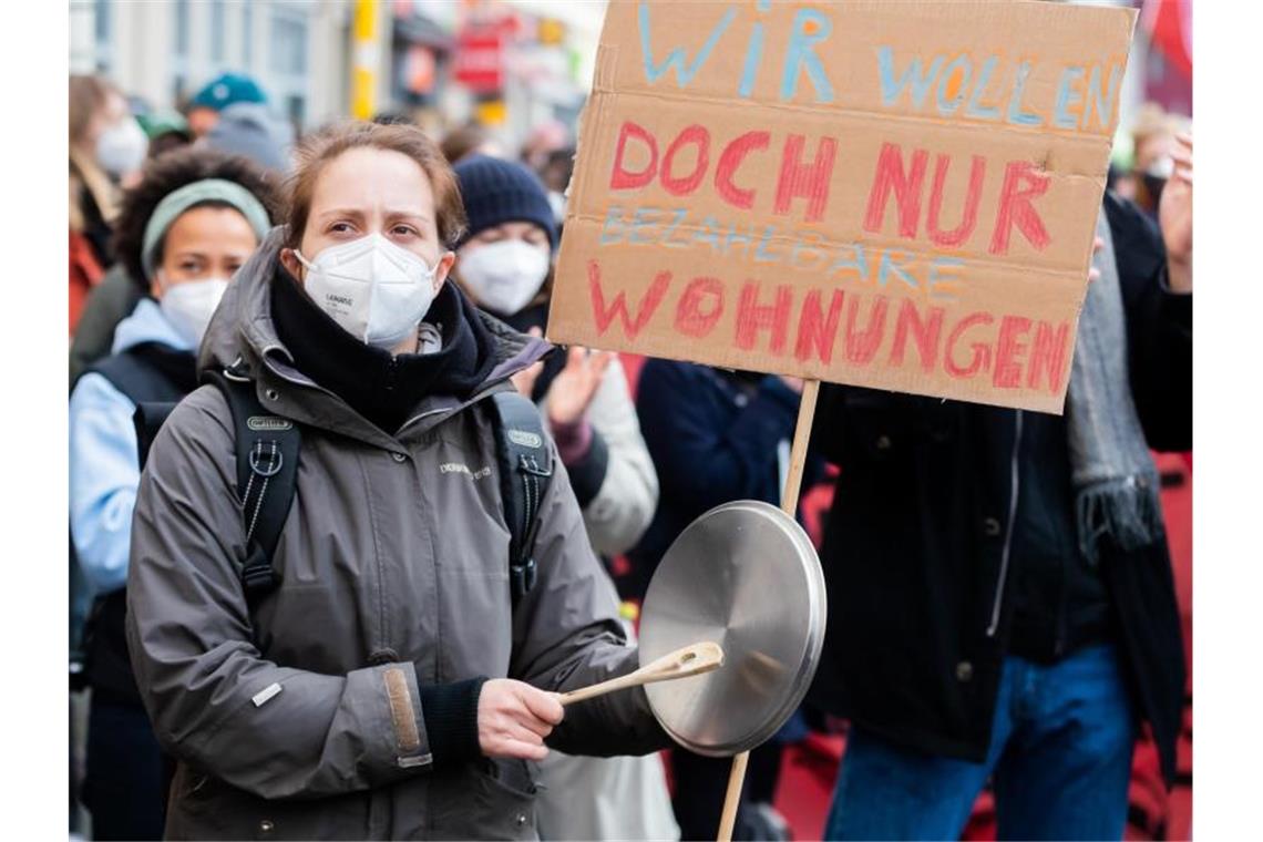 Tausende protestieren in Berlin gegen Mietendeckel-Aus Protest - mit Maske: Bei einer Demonstration gegen das Mietendeckel-Aus in Berlin hielten sich laut Polizei praktisch alle Teilnehmer an die geltenden Corona-Bestimmungen. Foto: Christoph Soeder/dpa