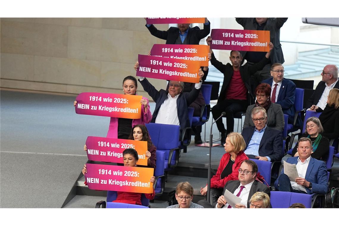 Proteste im Bundestag: Sahra Wagenknecht, die Parteivorsitzende vom Bündnis Sahra Wagenknecht (BSW), und Mitglieder ihrer Gruppe halten im Bundestag Schilder mit der Aufschrift "NEIN zu Kriegskrediten!". Bei einer Sondersitzung des Bundestages wird zur Reform der Schuldenbremse und zum milliardenschweren Finanzpaket für Verteidigung, Infrastruktur und Klimaschutzmaßnahmen abgestimmt.