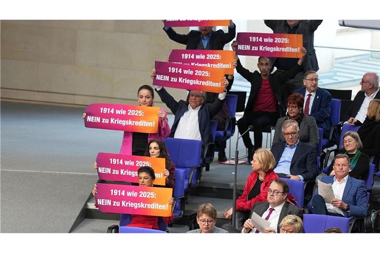 Proteste im Bundestag: Sahra Wagenknecht, die Parteivorsitzende vom Bündnis Sahra Wagenknecht (BSW), und Mitglieder ihrer Gruppe halten im Bundestag Schilder mit der Aufschrift "NEIN zu Kriegskrediten!". Bei einer Sondersitzung des Bundestages wird zur Reform der Schuldenbremse und zum milliardenschweren Finanzpaket für Verteidigung, Infrastruktur und Klimaschutzmaßnahmen abgestimmt.