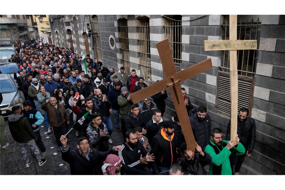 Proteste von Christen, nachdem ein Weihnachtsbaum in Brand gesetzt wurde.