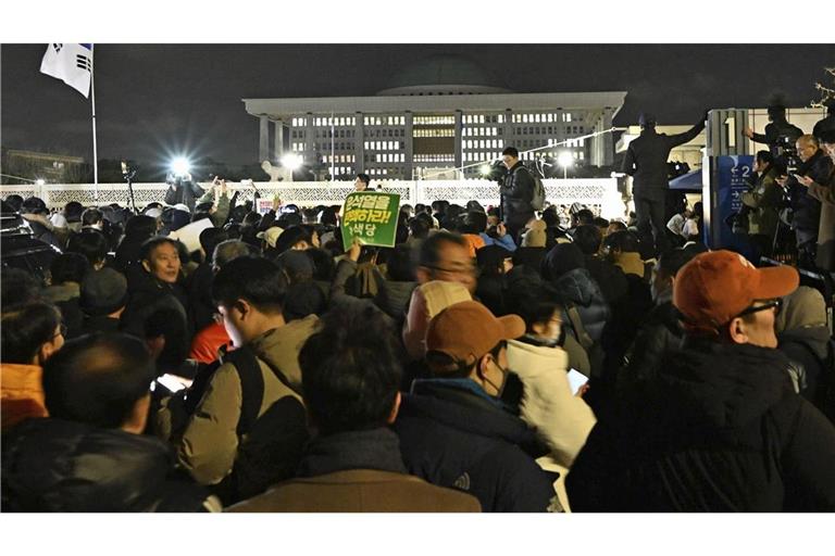 Proteste vor der Nationalversammlung in Seoul gegen die Verhängung des Kriegsrechts durch den südkoreanischen Präsidenten Yoon.