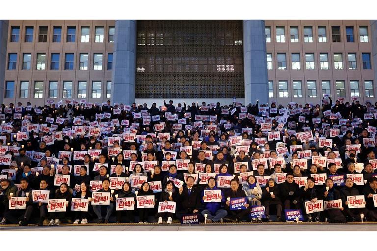 Proteste vor Parlament in Seoul: Opposition fordert Rücktritt von Präsident Yoon