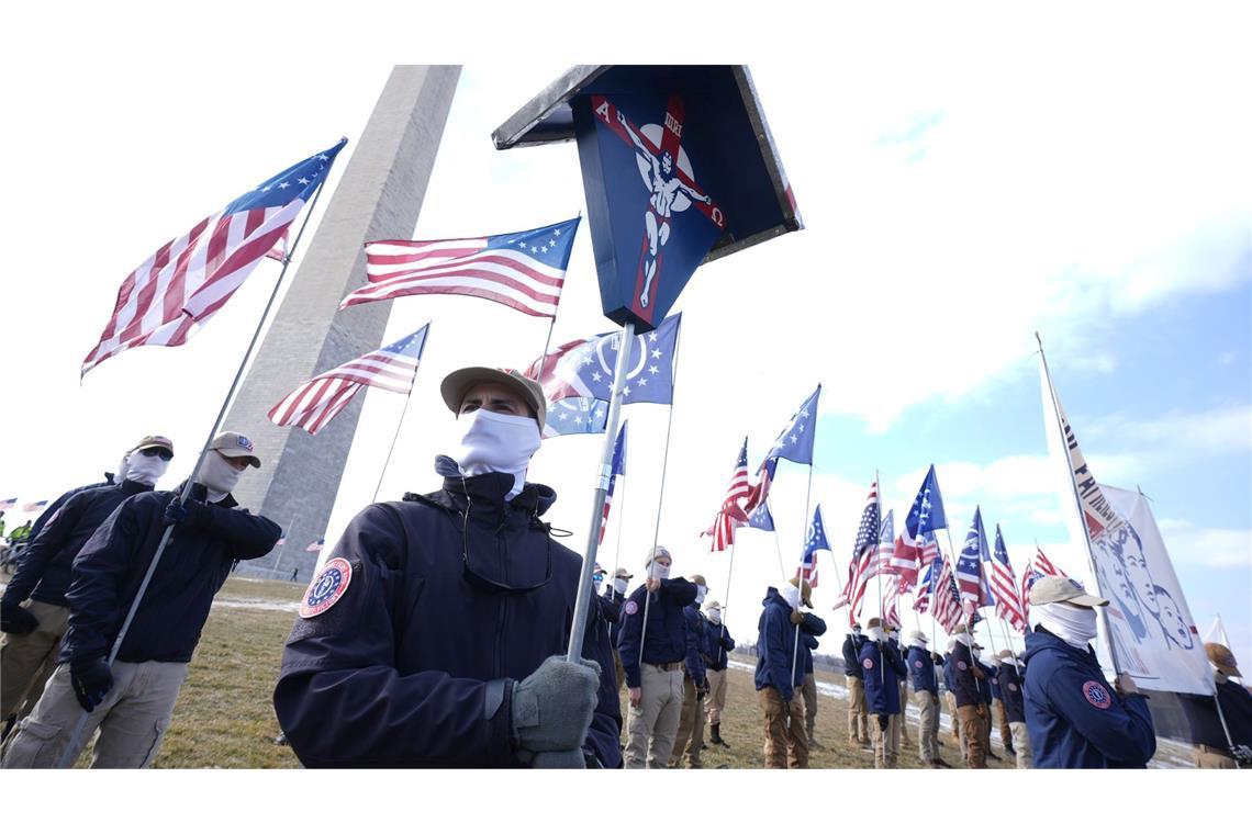 Provokation in der US-Hauptstadt: Mitglieder der "Patriot Front" haben sich vor dem Washington Monument positioniert.