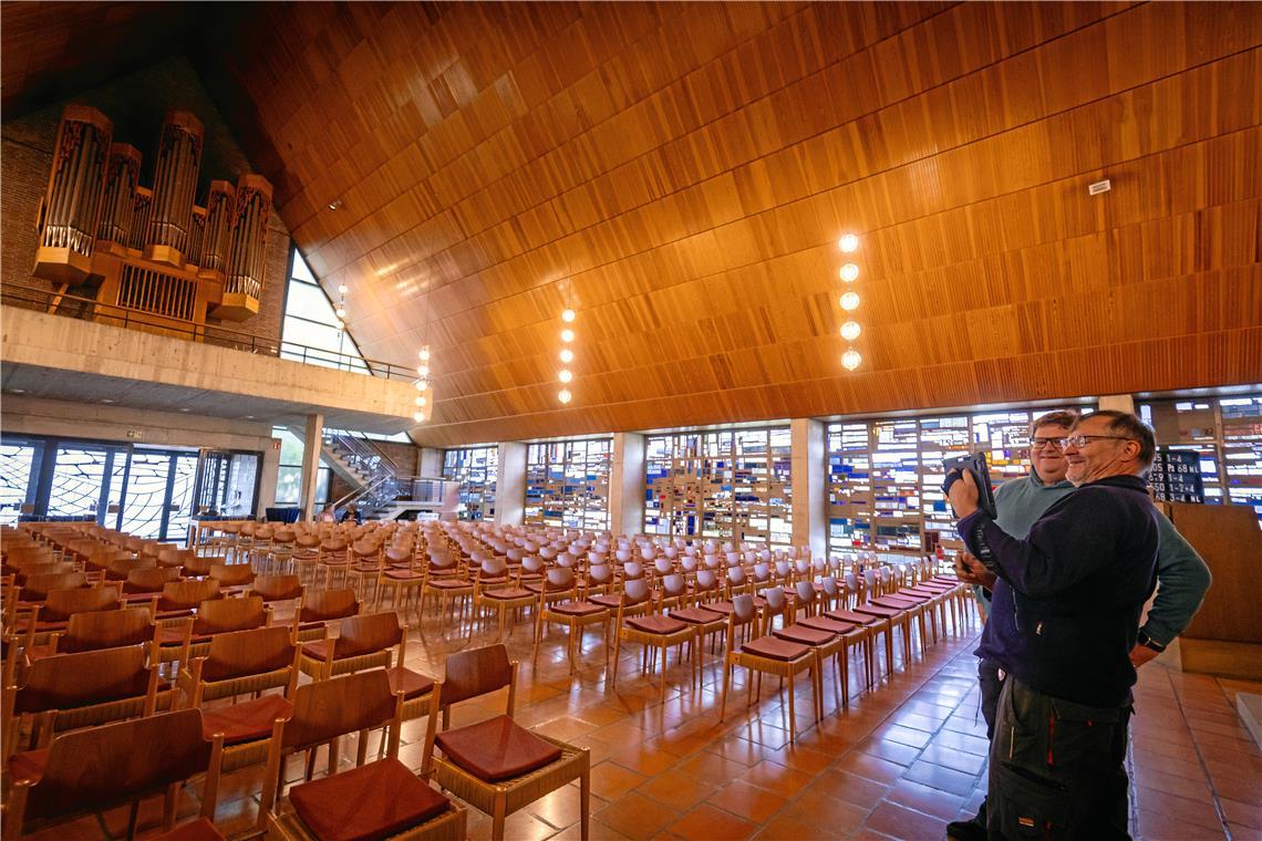 Prüfer Martin Steuernagel (vorne) und Pfarrer Tobias Weimer beim Rundgang durch die Matthäuskirche in Backnang. Foto: Alexander Becher