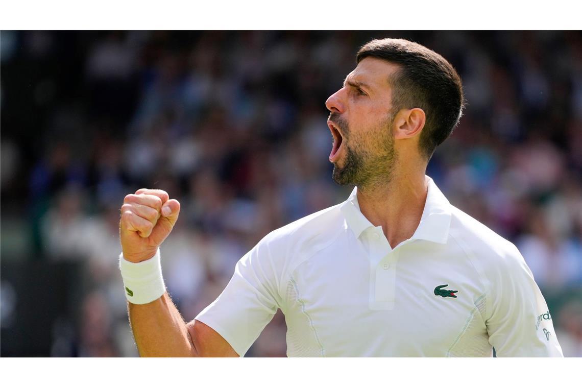 Punktgewinn in Wimbledon:  Mit geballter Faust und einem Schreei reagiert Novak Djokovic nach einem Punktgewinn.