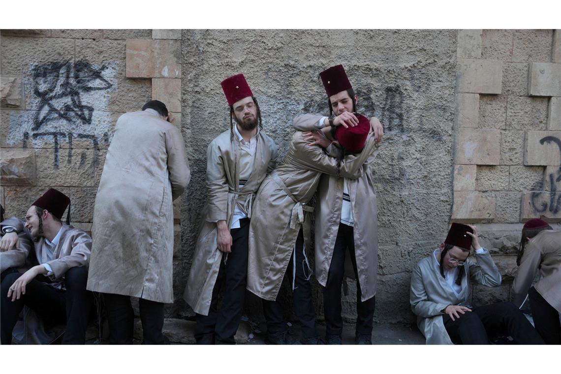 Purimfest - Israel: Ultra-orthodoxe jüdische Männer feiern das jüdische Purim-Fest in Mea Shearim.