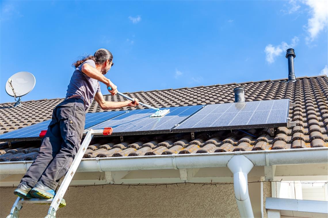 PV-Module reinigen: Warum eine regelmäßige Reinigung der Solaranlage wichtig ist, wie hoch die Kosten sind und ob sich die Reinigung selbst lohnt – alle Infos im Überblick.