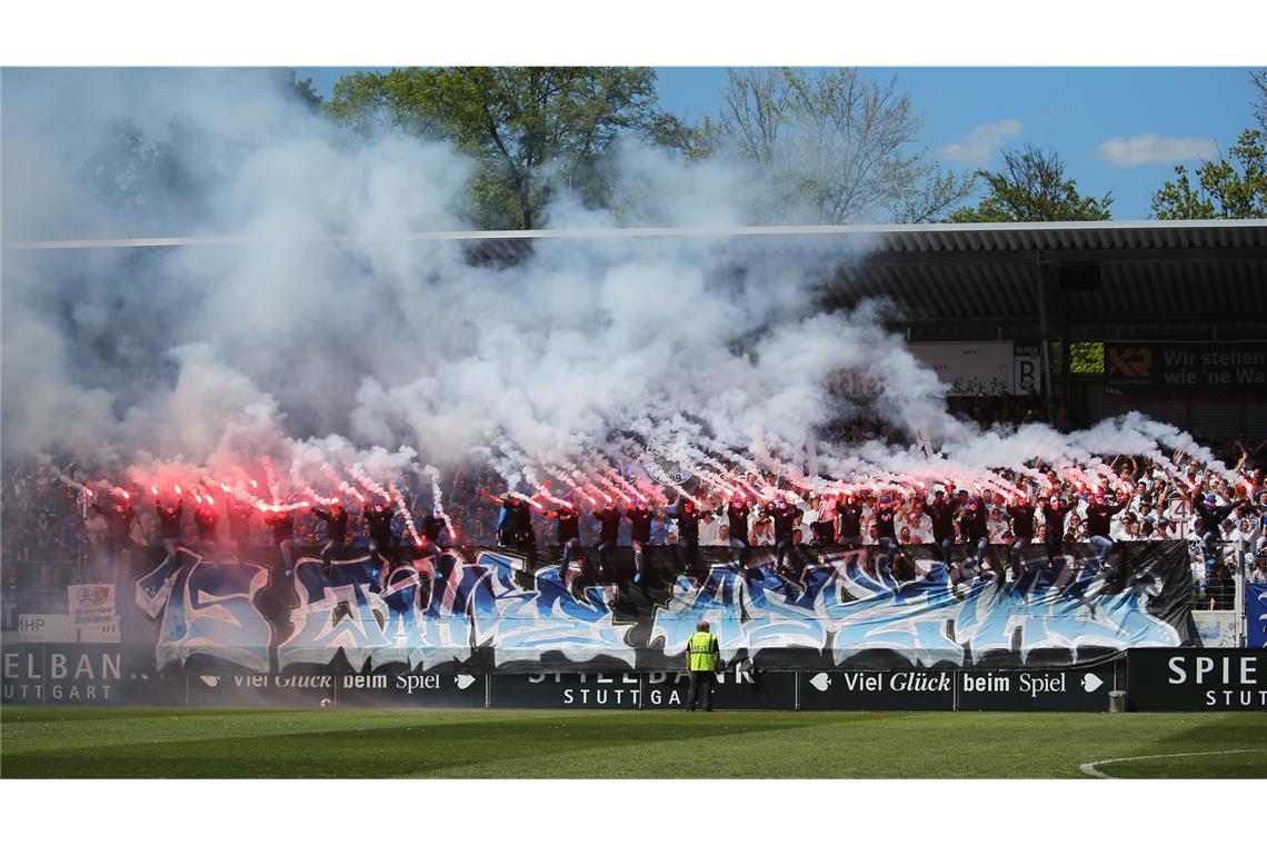 Pyroshow im B-Block vor dem Spiel