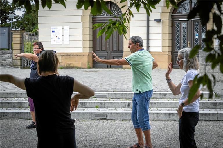 Qigonglehrer Uli Weiss (Mitte) führt die Teilnehmerinnen und Teilnehmer im Stiftshof durch die Übungen. Foto: Alexander Becher