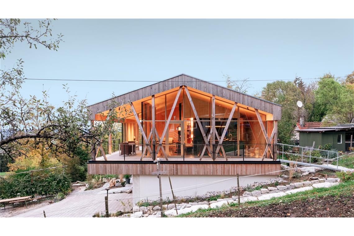 Qualitätvolle Garagenaufstockung in Aalen: Eine Familie entscheidet sich für die Rückkehr auf den elterlichen Hof am Rande Aalens. Wo der Architekt Bernd Liebel dann ausgerechnet die alte Garage zum Fundament eines eindrucksvollen und preisgekrönten Holzhauses macht. Das markante Fachwerk ist dem Stil der gekreuzten „Schwäbischen Männer“ nachempfunden.