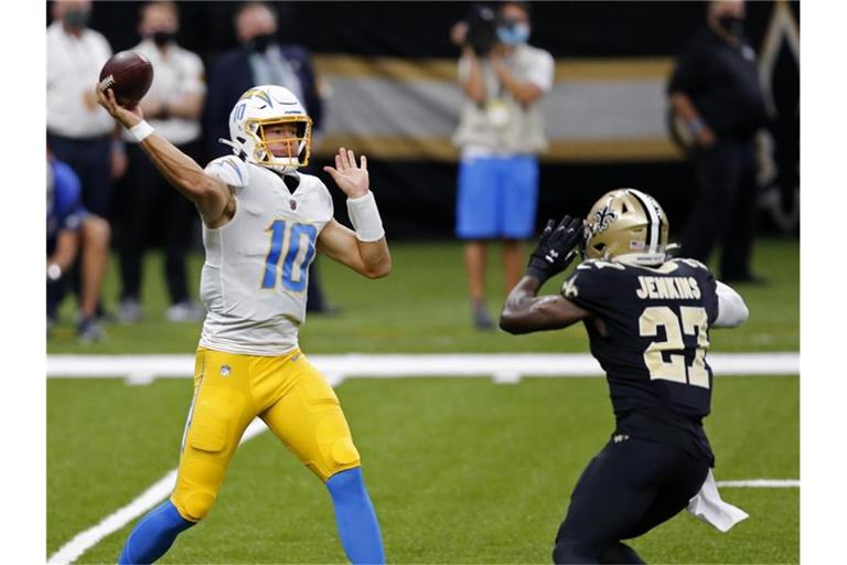 Quarterback Justin Herbert (l) verlor mit den Los Angeles Chargers gegen die New Orleans Saints. Foto: Brett Duke/AP/dpa