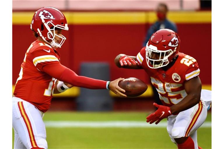 Quarterback Patrick Mahomes (l) von den Kansas City Chiefs übergibt den Football an Clyde Edwards-Helaire. Foto: Tammy Ljungblad/TNS via ZUMA Wire/dpa