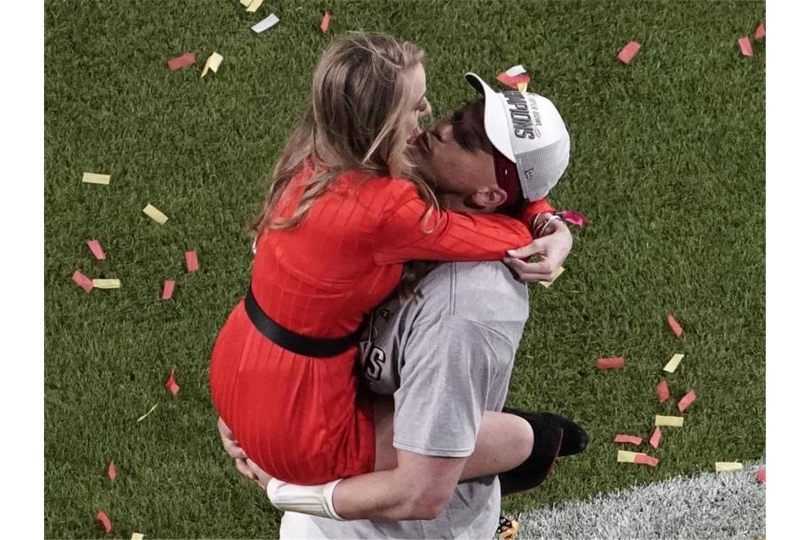 Quarterback Patrick Mahomes von den Kansas City Chiefs und seine Freundin Brittany Matthews, der er im September 2020 einen Antrag machte. Foto: Morry Gash/AP/dpa