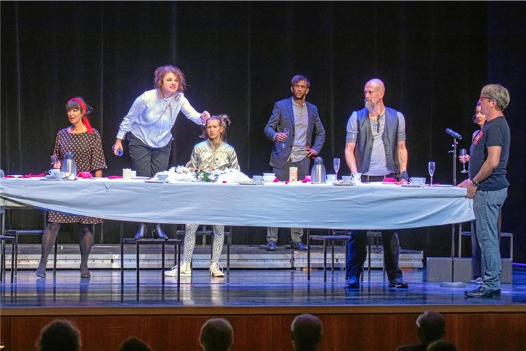 Quer durch die Familien gehen die verschiedenen Haltungen und Einstellungen, thematisiert im „Familienfest“ vom Theater Weimar. Foto: A. Becher