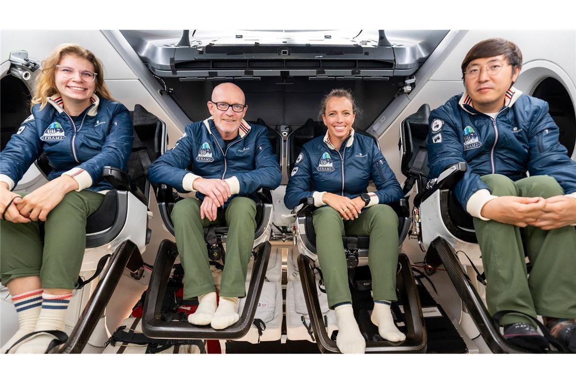 Rabea Rogge (l-r), Eric Philips, Jannicke Mikkelsen und Chun Wang wollen mit so eine "Dragon"-Kapsel ins Weltall fliegen.