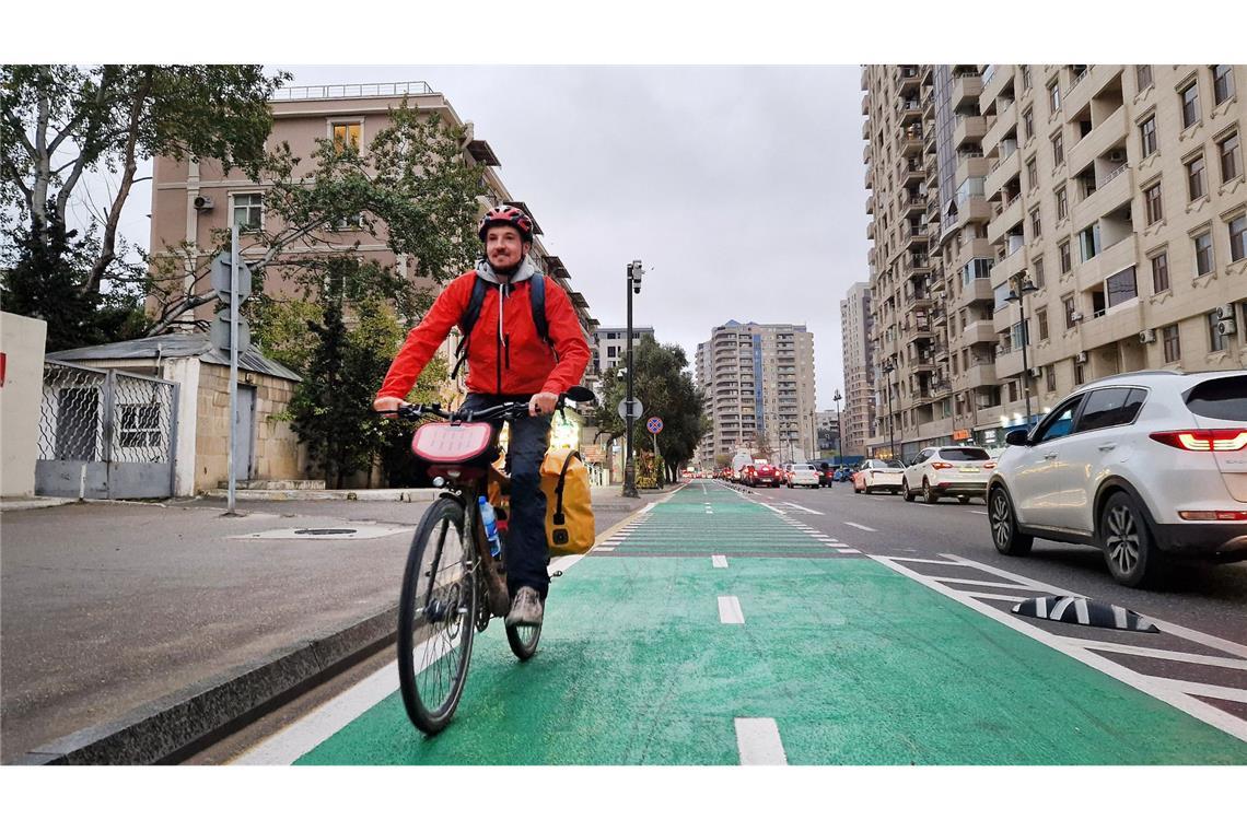 Radfahrer Ingwar Perowanowitsch  ist von Deutschland aus mit dem Rad zur Weltklimakonferenz COP29 nach Baku gefahren.