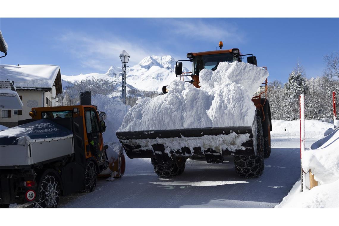 Räumfahrzeuge räumen den Neuschnee von den Straßen in Sils im Engadin im Südosten der Schweiz.