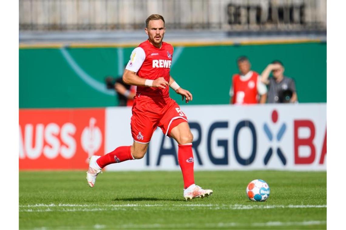 Rafael Czichos spielt den Ball. Foto: Robert Michael/dpa-Zentralbild/dpa/Archivbild