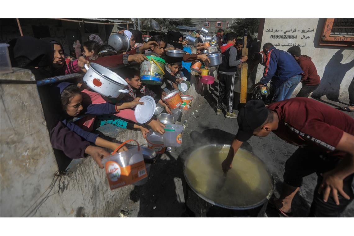 Rafah im Dezember: Palästinenser versammeln sich mit Töpfen, um an einer von einer Wohltätigkeitsorganisation eingerichteten Spendenstelle Essen zu erhalten. Die humanitäre Lage im Gazastreifen ist nach fünf Monaten Krieg katastrophal.