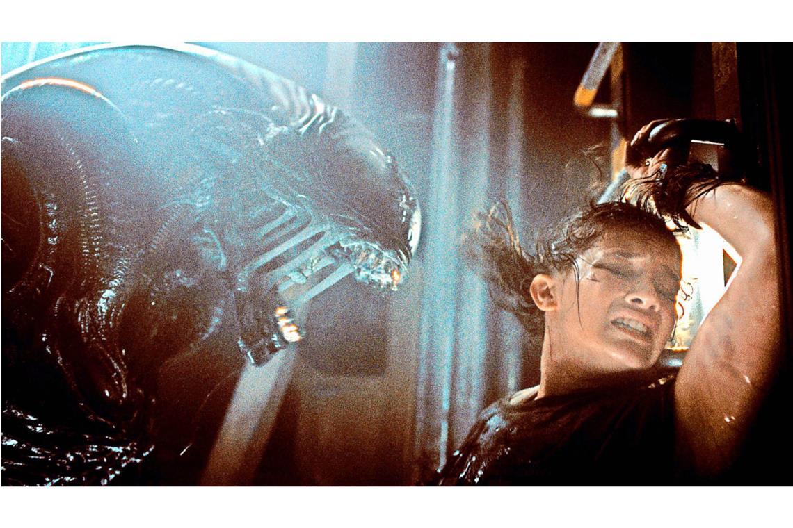 Rain (Cailee Spaeny) im verzweifelten Kampf mit einem Xenomorph