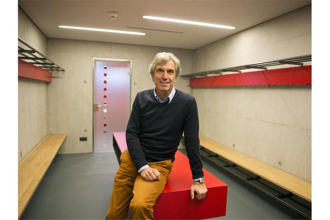 Ex-Trainer Adrion rückt ins Präsidium des VfB Stuttgart auf Rainer Adrion posiert in Stuttgart. Foto: picture alliance / dpa