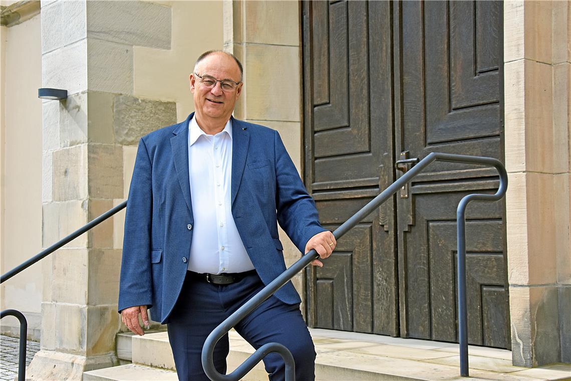 Rainer Köpf vor dem Eingang zum hohen Chor der Backnanger Stiftskirche. Der 60-Jährige ist seit November Dekan im evangelischen Kirchenbezirk Backnang. Zuvor war er 13 Jahre als geschäftsführender Pfarrer in Weinstadt-Beutelsbach tätig. Foto: Tobias Sellmaier