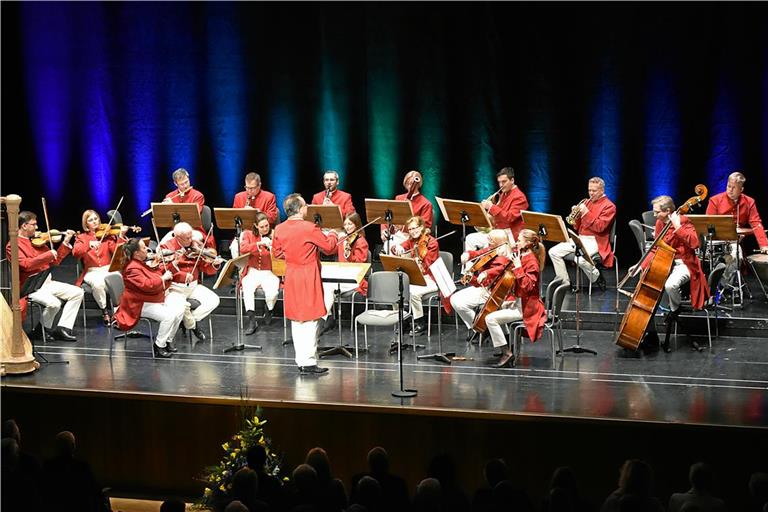 Rainer Roos dirigierte die Strauss-Capelle Wien mit einer gewohnt lockeren, launigen Art und Weise. Foto: Tobias Sellmaier